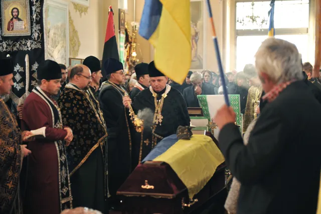 В останню дорогу провели загиблого в зоні АТО Андрія Білоуса (Фото) — фото 3