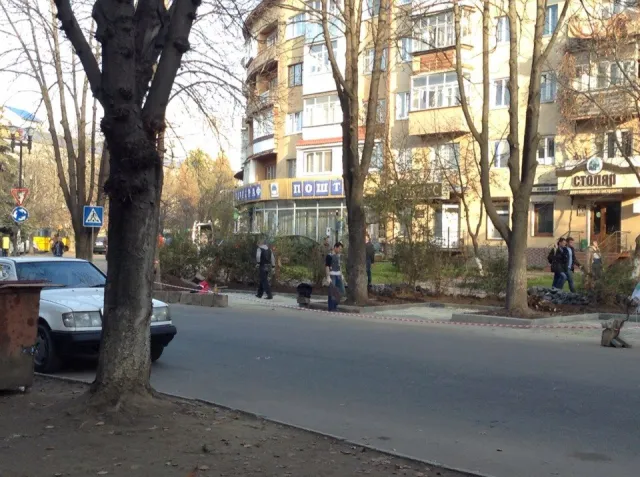 На Північному бульварі встановлюють сучасний майданчик для відходів (Фото) — фото 2