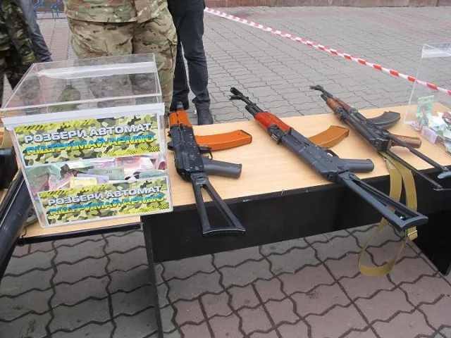На Вічевому майдані проходила акція «Розбери автомат – підтримай армію» (Фото) — фото 3