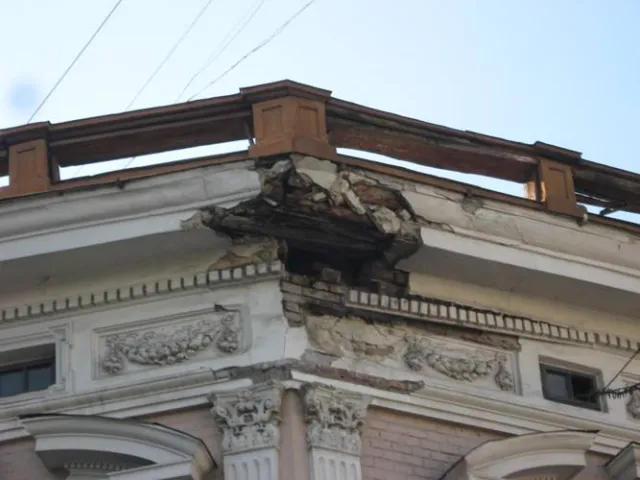 Івано-Франківськ поступово перетворюється на місто смугастих стрічок (Фоторепортаж) — фото 2