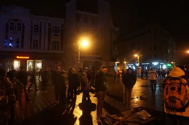 На Вічевому майдані розклали намети й розпалили багаття (Фоторепортаж) — фото 2