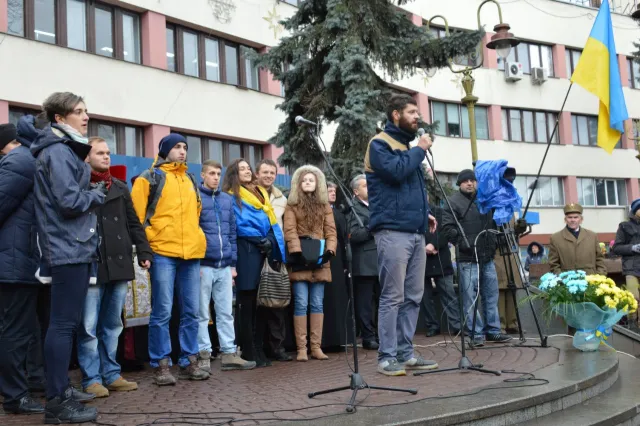 Тисячі іванофранківців знову вийшли на Майдан із нагоди річниці Революції гідності (Фоторепортаж) — фото 1