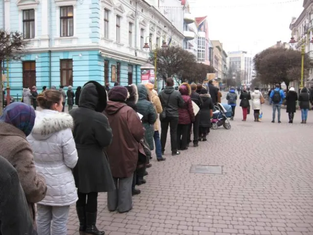 В центрі Франківська зібралося чимало людей, щоб помолитися за Україну (Фоторепортаж) — фото 1