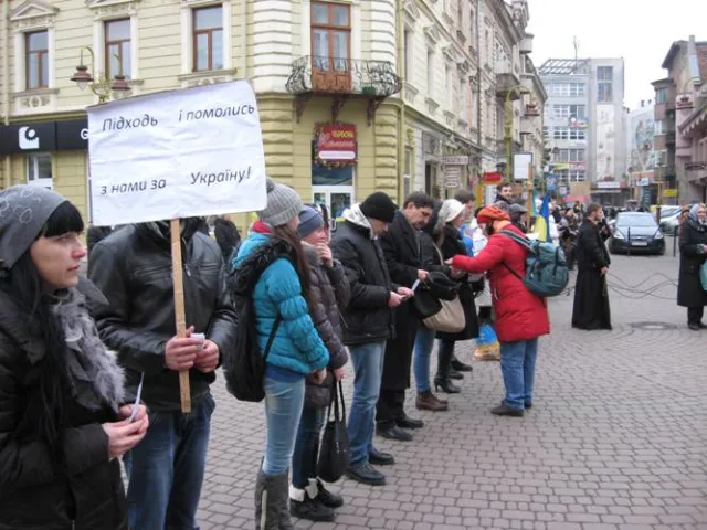 В центрі Франківська зібралося чимало людей, щоб помолитися за Україну (Фоторепортаж) — фото 2
