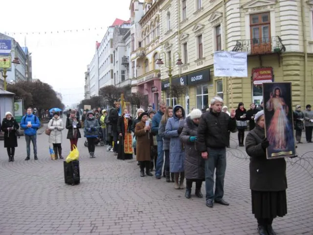 В центрі Франківська зібралося чимало людей, щоб помолитися за Україну (Фоторепортаж) — фото 3