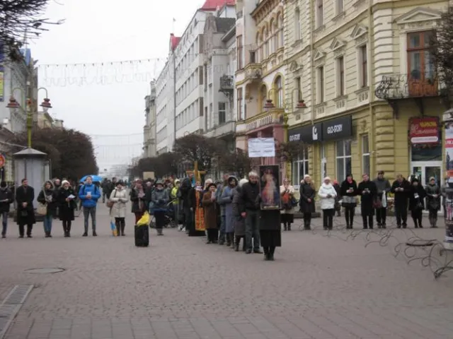В центрі Франківська зібралося чимало людей, щоб помолитися за Україну (Фоторепортаж) — фото 4