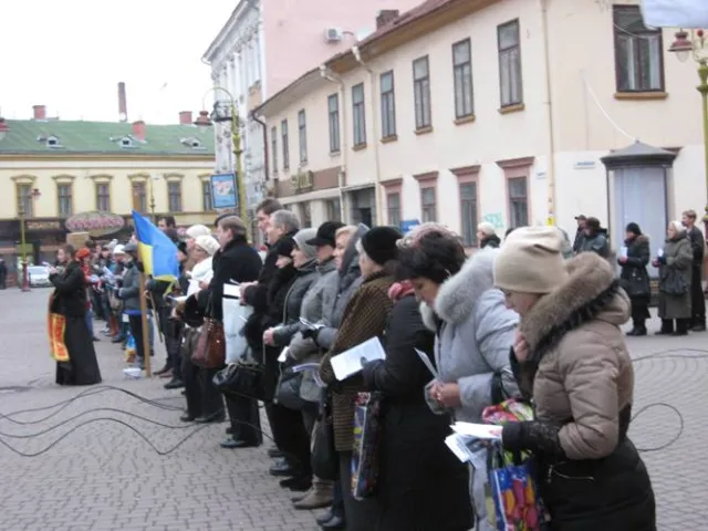 В центрі Франківська зібралося чимало людей, щоб помолитися за Україну (Фоторепортаж) — фото 5