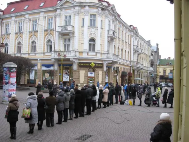 В центрі Франківська зібралося чимало людей, щоб помолитися за Україну (Фоторепортаж) — фото 6
