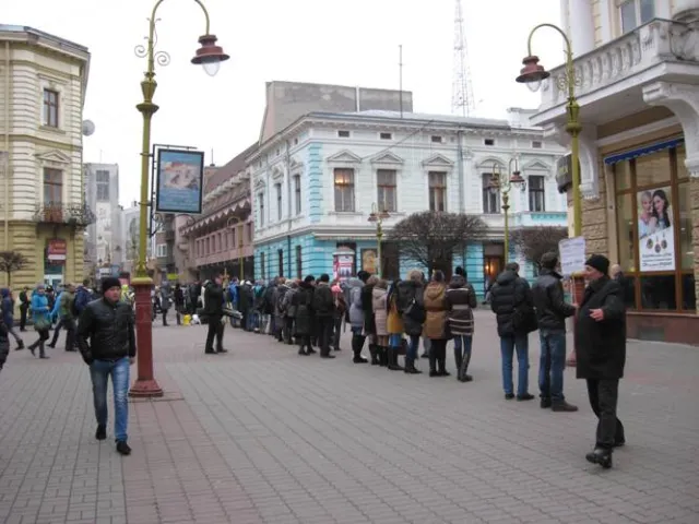 В центрі Франківська зібралося чимало людей, щоб помолитися за Україну (Фоторепортаж) — фото 7