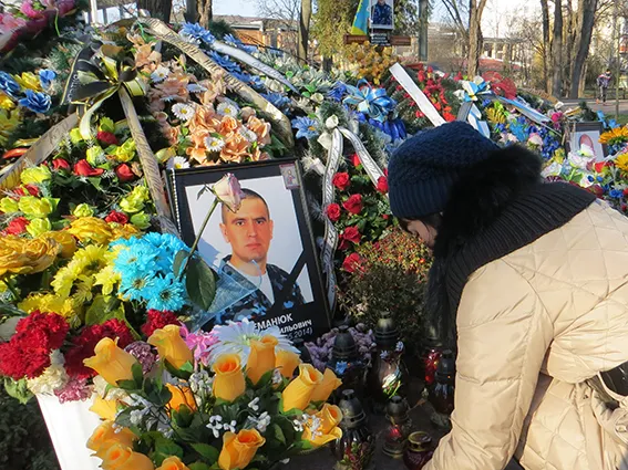 В Меморіальному сквері відбулася поминальна панахида за загиблими (Фото) — фото 2
