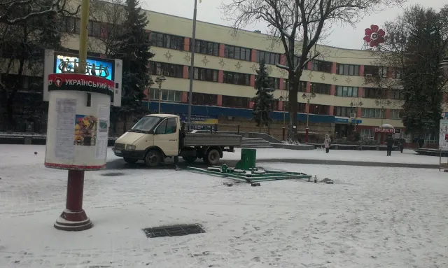 На Вічевому майдані почали встановлювати новорічну ялинку — фото 1