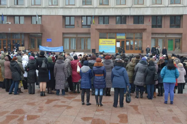 «Яценюку вчительську зарплату!». Півтисячі працівників освіти пікетують облдержадміністрацію (Фоторепортаж) — фото 2
