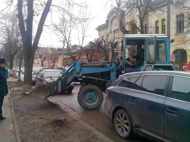 Забудовник, який незаконно вирив котлован на Короля Данила, продовжує перешкоджати виконанню судового рішення (Фото) + (Відео) — фото 2
