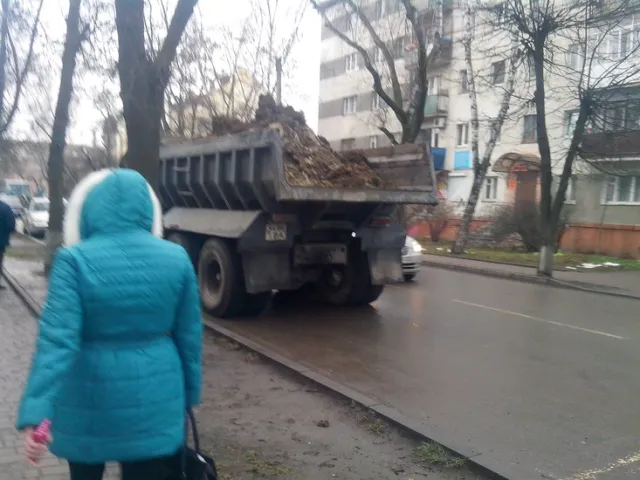 Забудовник, який незаконно вирив котлован на Короля Данила, продовжує перешкоджати виконанню судового рішення (Фото) + (Відео) — фото 3