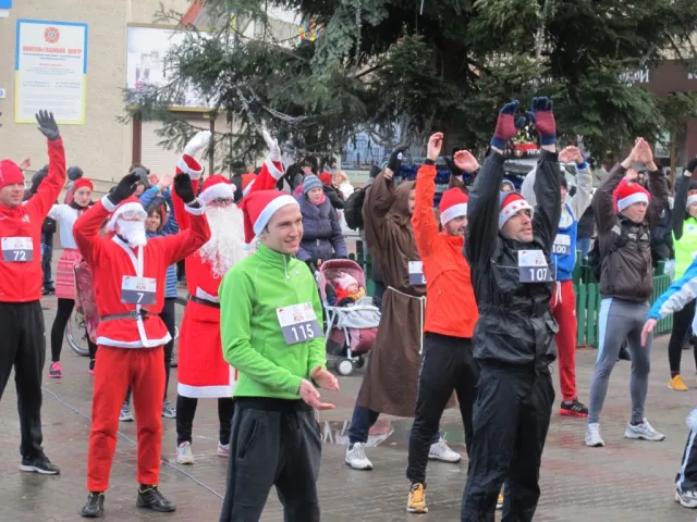 В Івано-Франківську відбувся зимовий новорічно-різдвяний забіг «Коляда Run» (Фоторепортаж) — фото 12
