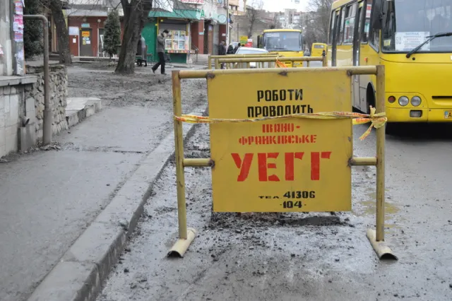 На Коновальця тротуар перетворили на болото (Фото) — фото 1