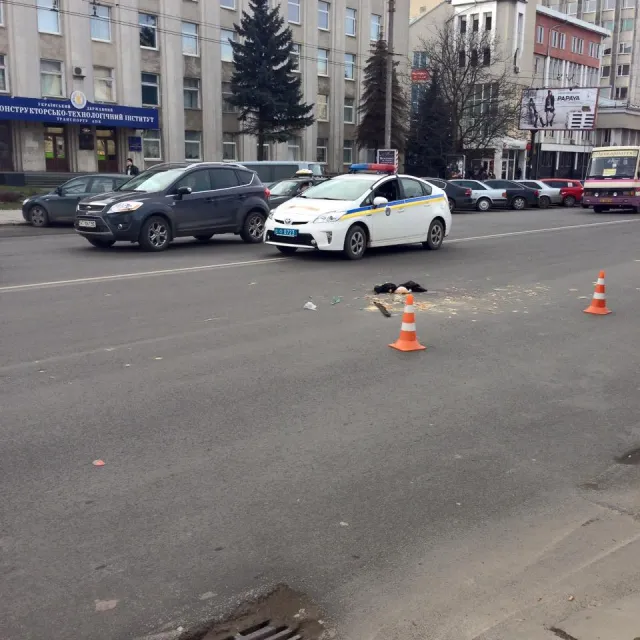 На вулиці Незалежності машина збила пішохода (Фото) — фото 1