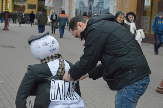На Вічевому майдані затягували паски олігарху (Фоторепортаж) — фото 6