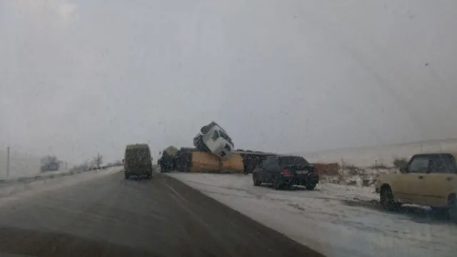 Жахливе ДТП на Прикарпатті: перекинулась вантажівка (Фото) — фото 2