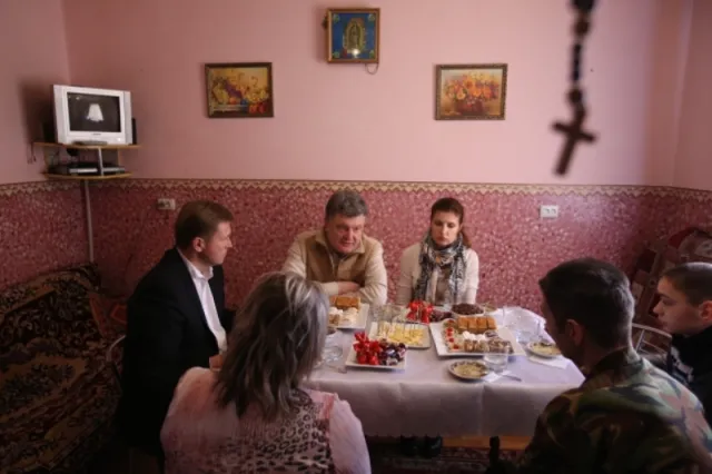 Порошенко та Гончарук відвідали родину учасника АТО Миколи Лозяка (Фото) — фото 2