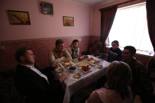 Порошенко та Гончарук відвідали родину учасника АТО Миколи Лозяка (Фото) — фото 3