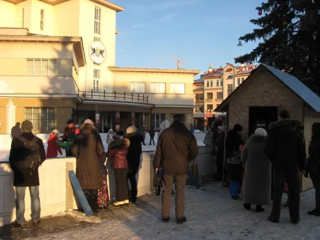 Біля міської ратуші запрацював каток, який почали монтувати ще в грудні минулого року (Фото) + (Відео) — фото 5