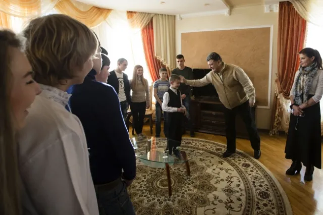 Порошенко відвідав дітей із Донецької області, які зустрічають Різдво на Івано-Франківщині (Фото) — фото 1