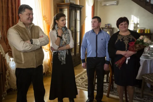 Порошенко відвідав дітей із Донецької області, які зустрічають Різдво на Івано-Франківщині (Фото) — фото 2