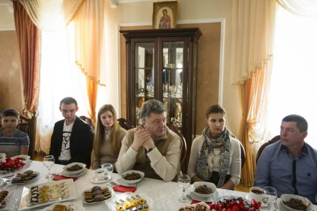 Порошенко відвідав дітей із Донецької області, які зустрічають Різдво на Івано-Франківщині (Фото) — фото 4