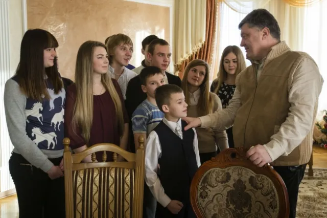 Порошенко відвідав дітей із Донецької області, які зустрічають Різдво на Івано-Франківщині (Фото) — фото 5