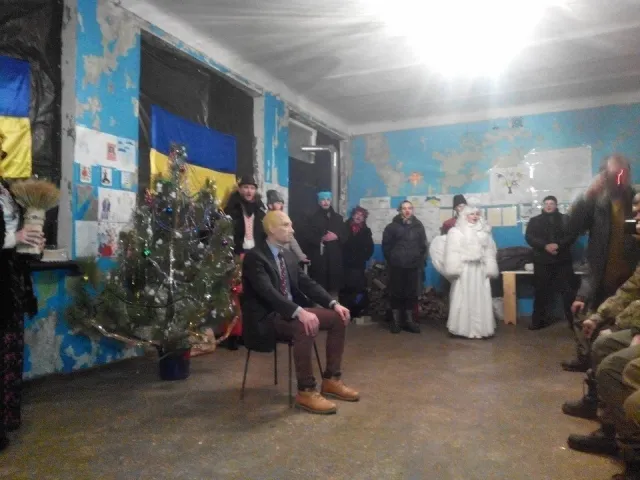 «Фронтовий вертеп» з Івано-Франківська продовжує відвідувати все нові військові і міліцейські частини у зоні АТО (Фоторепортаж) — фото 14
