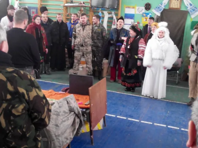 «Фронтовий вертеп» з Івано-Франківська продовжує відвідувати все нові військові і міліцейські частини у зоні АТО (Фоторепортаж) — фото 3