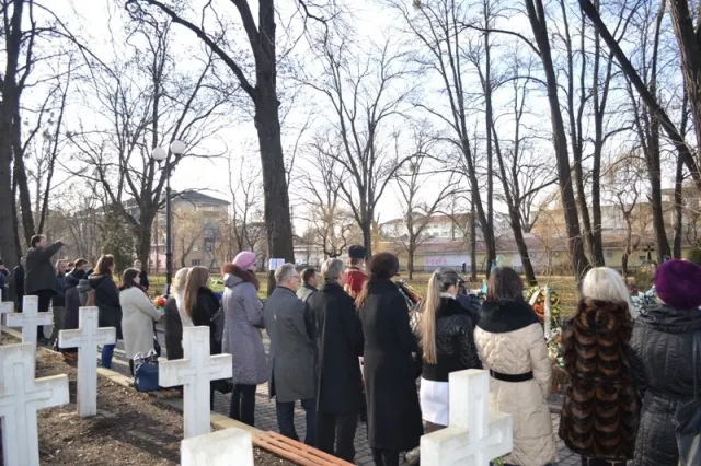 Сьогодні відбулась поминальна панахида за загиблими героями Майдану та військовими які загинули в зоні АТО (Фото) — фото 3