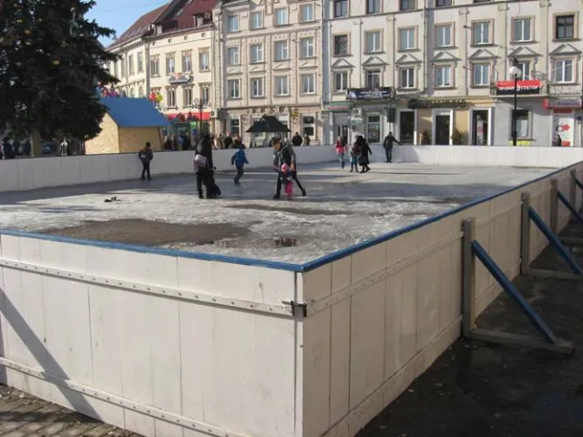 Ковзанці біля міської ратуші не судилось довго жити (Фото) — фото 2