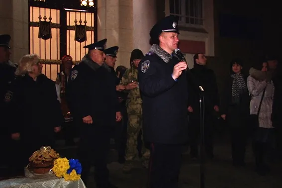 Зведений загін міліціонерів на Прикарпатті зустріли хлібом-сіллю (Фото) — фото 1