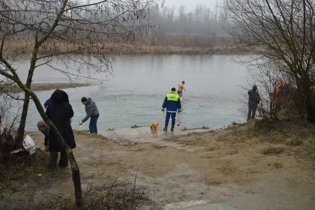 На Водохреща іванофранківці купалися в Бистриці  (Фоторепортаж) — фото 19