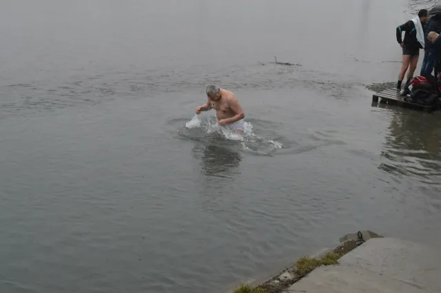 На Водохреща іванофранківці купалися в Бистриці  (Фоторепортаж) — фото 7