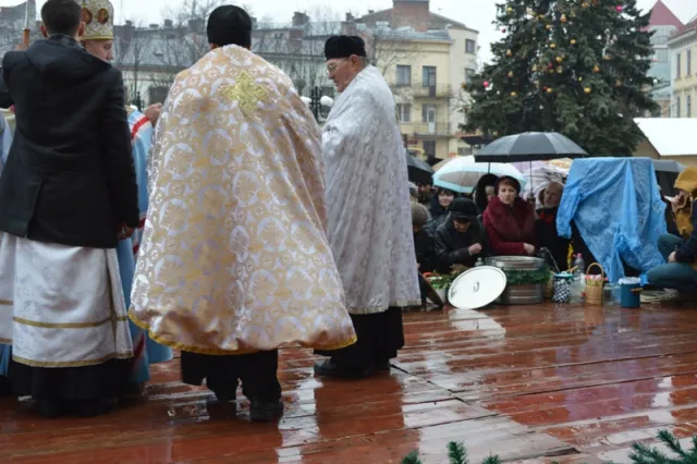 В Івано-Франківську щедрували та святили воду (Фоторепортаж) — фото 6