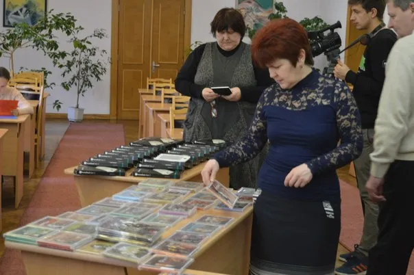 Обласній бібліотеці передали електронні та аудіокниги на 50 тисяч гривень (Фото) — фото 1