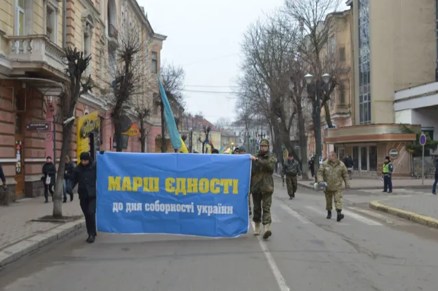 В Івано-Франківську до Дня Соборності організували Марш єдності та «живий ланцюг» (Фоторепортаж) + (Відео) — фото 7