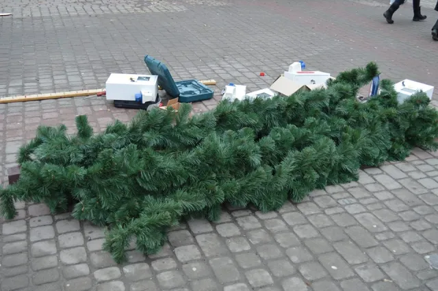 В Івано-Франківську демонтують дерев’яні будиночки для новорічно-різдвяної торгівлі (Фото) — фото 3