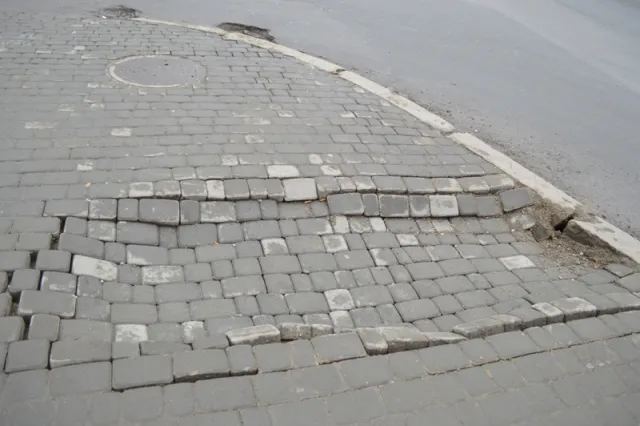 В центрі Франківська провалилась нещодавно укладена бруківка (Фото) — фото 3