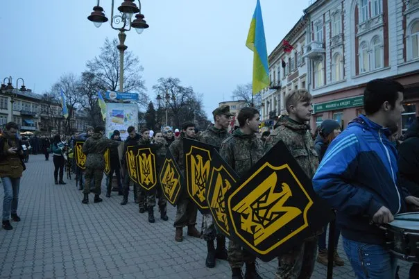 Франківці вшанували пам’ять героїв бою під Крутами смолоскипною ходою (Фоторепортаж) — фото 2