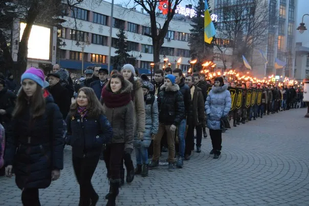 Франківці вшанували пам’ять героїв бою під Крутами смолоскипною ходою (Фоторепортаж) — фото 7