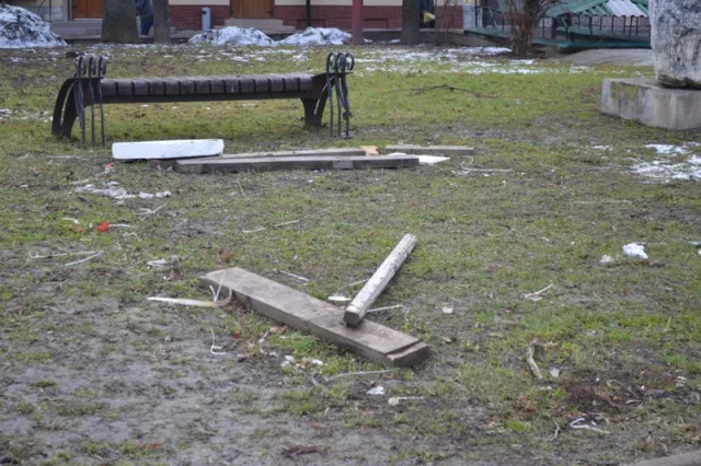 Із газону поруч Вічевого майдану «з'їхала» дивна палатка, залишивши після себе купу сміття (Фото) — фото 1