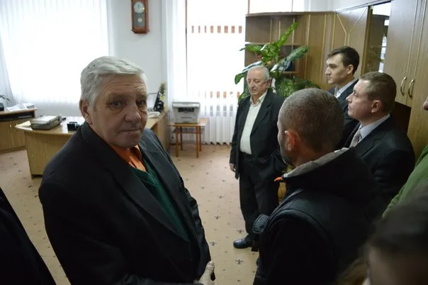 Голова Івано-Франківської облради втік від людей, що прийшли на скаргу? (Фото) — фото 3