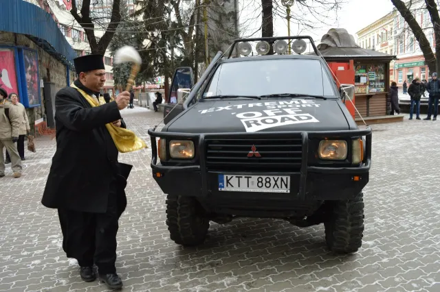 Івано-франківські волонтери відправляють у зону АТО позашляховик (Фото) — фото 4