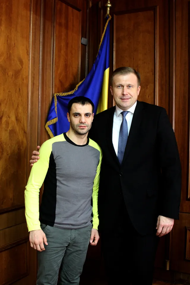 Олег Гончарук зустрівся з визволеним із полону бійцем батальйону «Донбас» Адріаном Волгіним (Фото) — фото 1