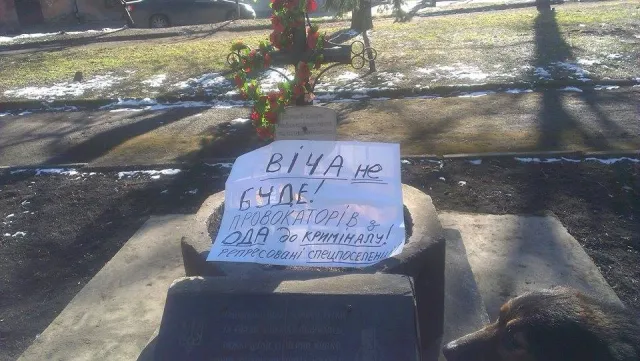 Пенсіонер, погрожуючи людям палицею та собакою, ледь не зірвав поминальне віче (Фоторепортаж) — фото 2