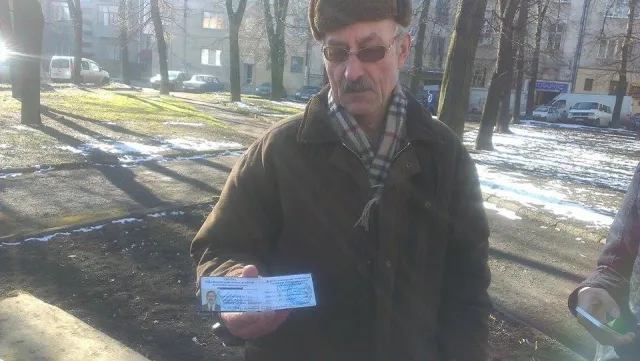 Пенсіонер, погрожуючи людям палицею та собакою, ледь не зірвав поминальне віче (Фоторепортаж) — фото 6